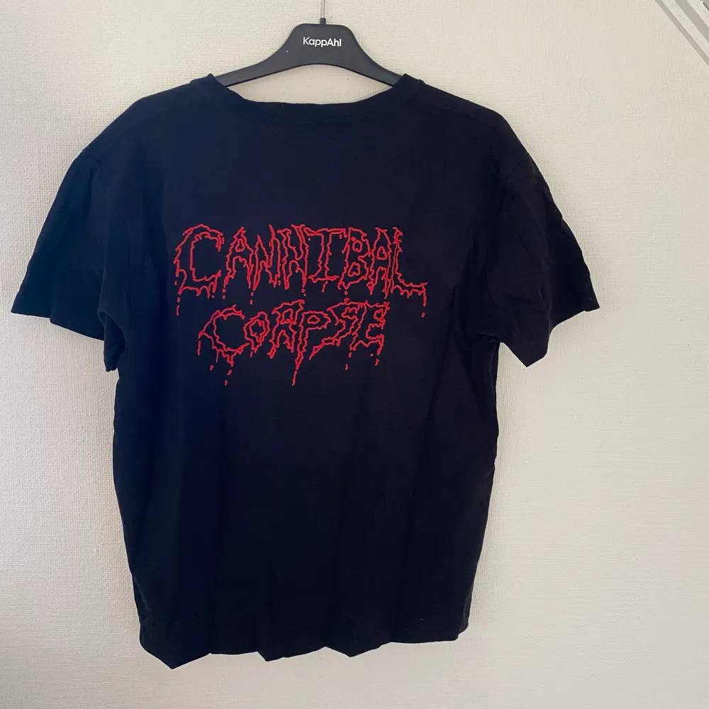En skit cool Cannibal corpse t-shirt med tryck på både fram och baksidan. Den är i storlek M och ganska stor i storleken och är i princip i nyskick. Hör av er vid intresse❤️. T-shirts.