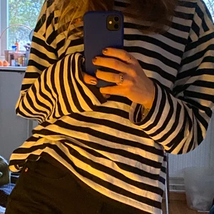 Carhartt long sleeve tee - Randig långärmad tröja från Carhartt i storlek S, köpt för ca 599kr men säljer nu för 350kr!Tröjan är i superfint skick då jag bara använt den ett fåtal gånger men säljer den nu då den inte längre kommer till användning.