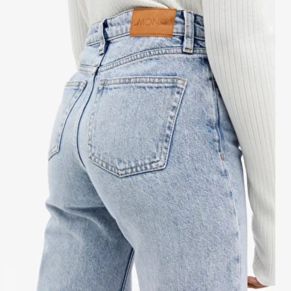 Monki jeans i modellen Yoko och färgen light blue . De är i bra skick förrutom att de är lite slitna längst ner på baksidan🥰. Jeans & Byxor.