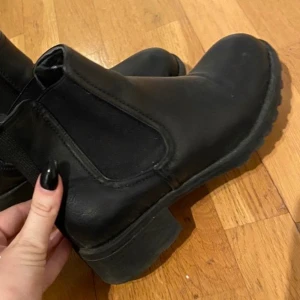 skor med klack - har använt 2ggr, då det inte riktigt är min stil längre. Kan hämtas i Västerås 