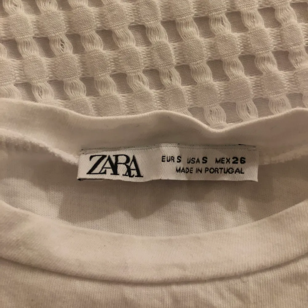 Snygg graphic tee från Zara i bra skick! Frakt tillkommer på 39kr 🤍 stl S. T-shirts.