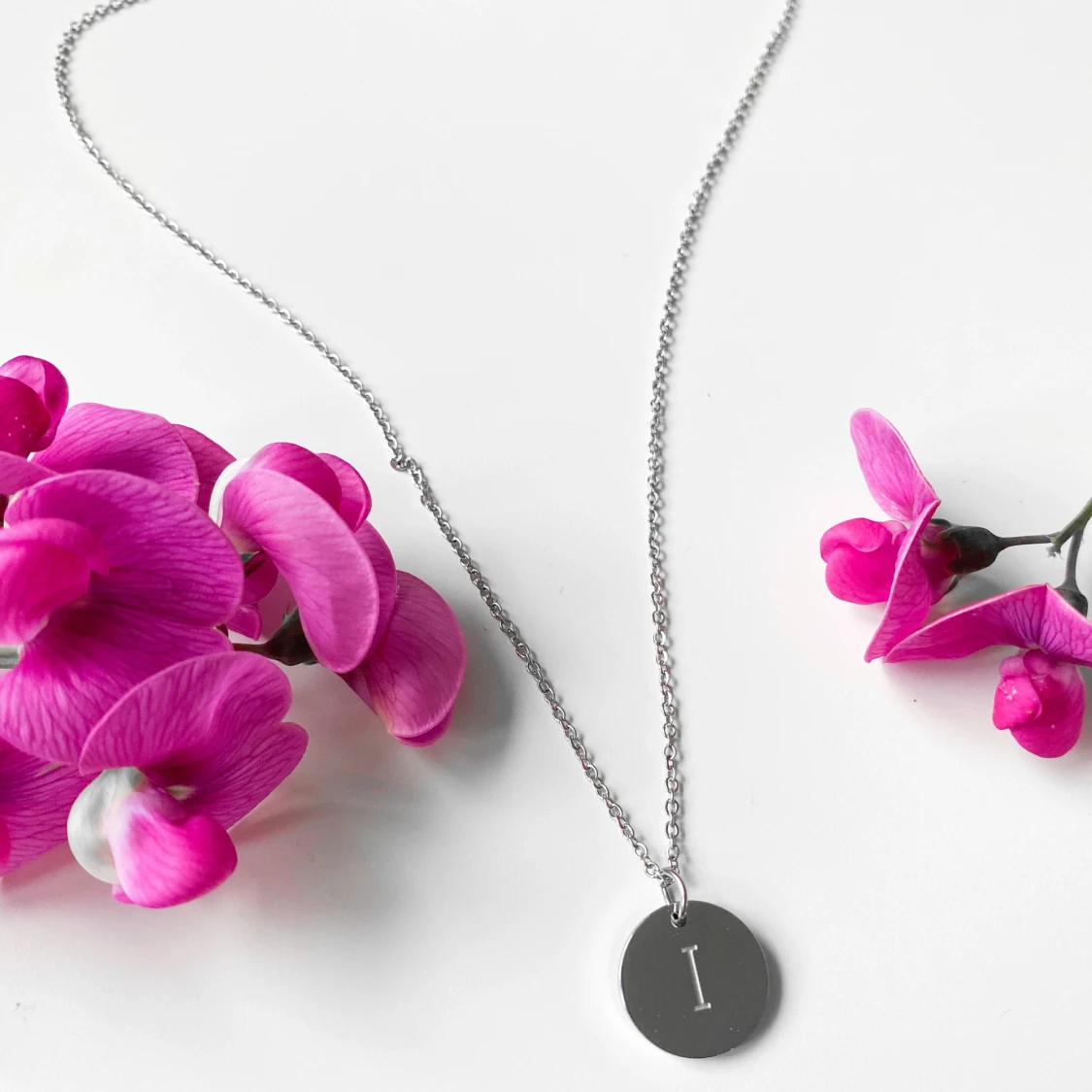 Halsband med bokstavsberlock ~ I