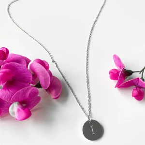 Halsband med bokstavsberlock ~ I - Halsband med berlock i rostfritt stål.