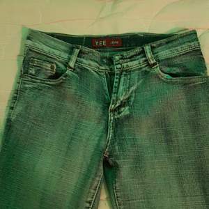Bra skick, lågmidjade bootcut ljusblåa jeans, har bara använt några få gånger säljer pga att jag inte längre använder dom.
