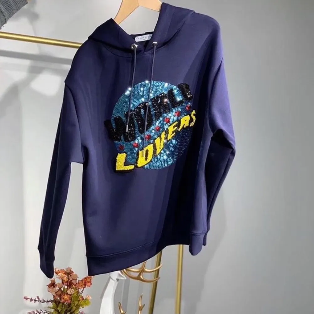Mörkblå jätteskön hoodie från sandro Paris. Nypris: 2000kr, näst intill aldrig använd, säljer för 1000kr (endast att fråga om ni vil ha bild med tröjan på) :). Hoodies.