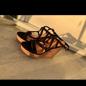 Kilklackar  - Helt oanvända kilklackar säljes. Mocka-imitation, säljes pga knäskada. Strl: 39, passar dock en normal 38 bäst. Platåhöjd fram 4,5 cm, klackhöjd 12,5 cm.