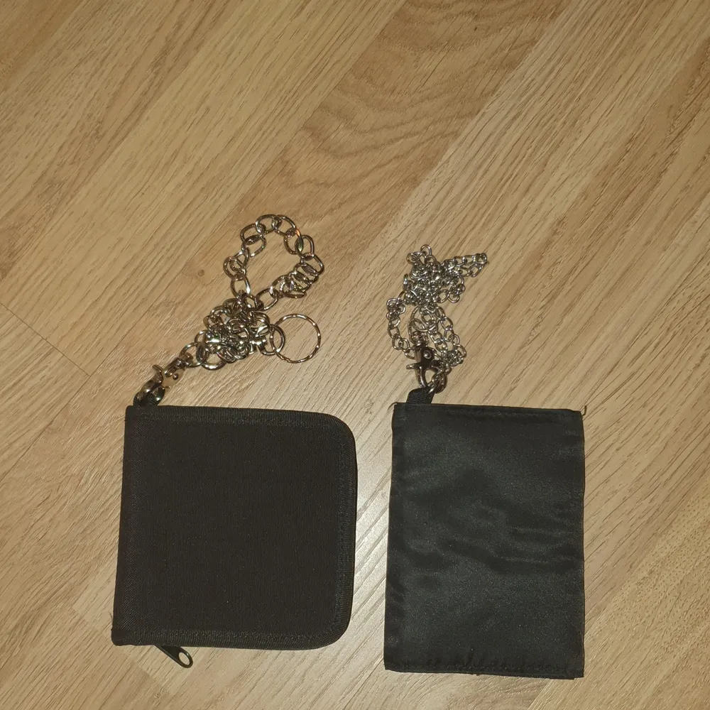 Två stycken plånböcker med kedja. Som nya.. Accessoarer.