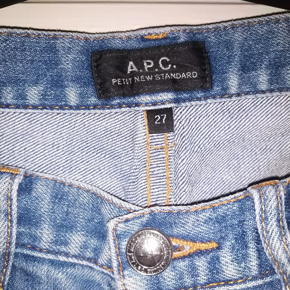 Fina blå jeans som är köpta på second hand. Lite korta för mig som är 182 cm med långa ben. Det står stl 27 och är lite för små för mig som har M. Frakt tillkommer!. Jeans & Byxor.