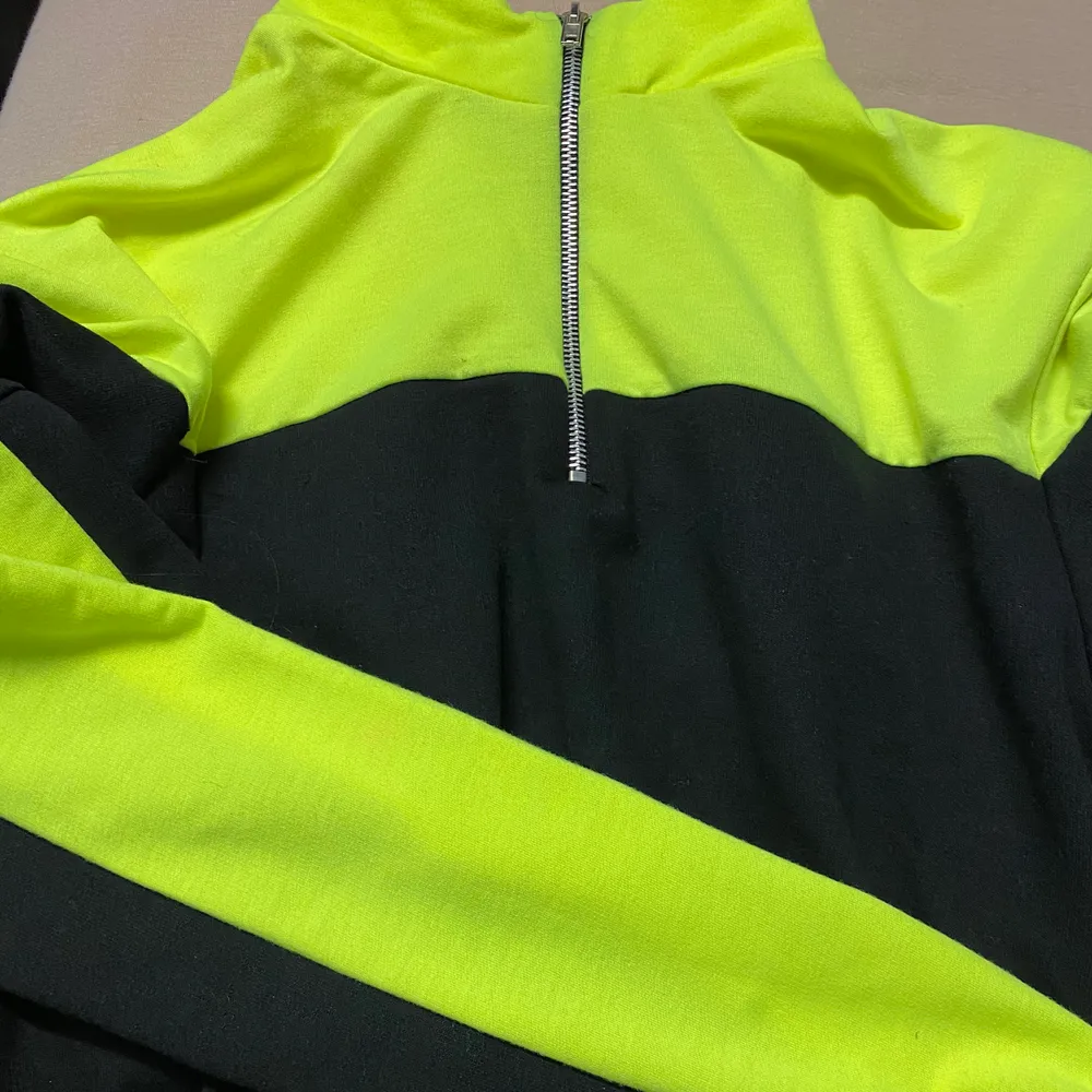 Neon gul o svart hoodie till magen med kedja, väldigt skön material och stretchig , Stl L men uppskattar det mer som S/M. Hoodies.