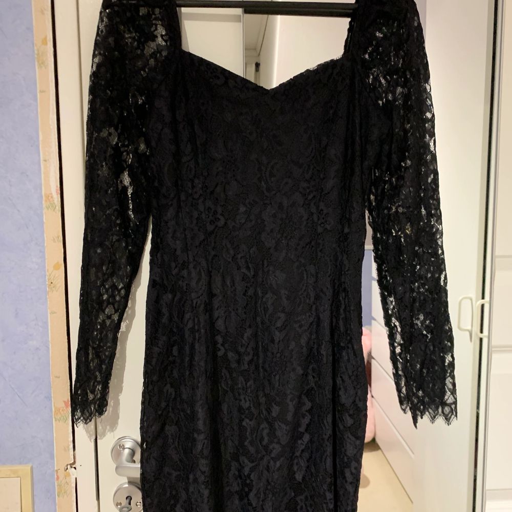 Säljer en jättefin svart spetsklänning, perfekt till nyår 😻 storlek M, använd 1 gång🦋 400kr, OBS kan diskuteras✨. Klänningar.