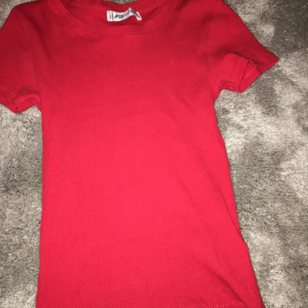 En super söt röd ribbad t-shirt, nästan ny väldigt sparsamt använd💕 väldigt stretchiga . Toppar.
