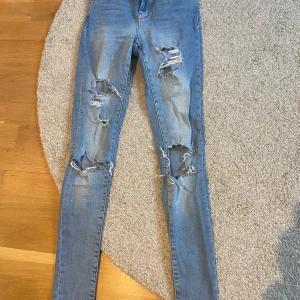 Blåa jeans me hål - Blåa jeans med hål, frakten är 60kr💕