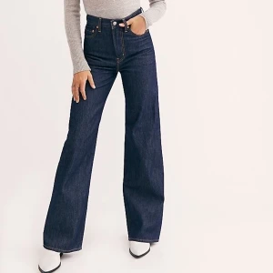Levis ribcage Wide leg  - Intressekoll på mina levis jeans i modellen ribcage wide leg, mörkblåa. Passar skitbra. Nypris 1519kr, säljs för 950kr. Pris kan diskuteras. Storlek 25.