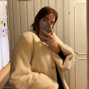 Ljusrosa/vit jacka  - En söt jacka som jag aldrig använt från NAKD. Storlek L men sitter overzied på mig som har M. Köpt för 399 förra våren. Bra skick då den aldrig kommit i användning. 