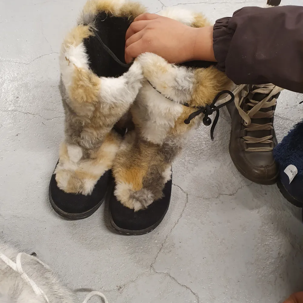 En vintage åkt fox fur boots användade 2 ganger I bra skick passar 35_38.passar till vinter och snow Mer information pm. 500 . Skor.