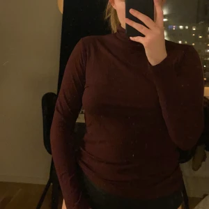 vinröd ribbad tröja - ribbad tröja i fin vinröd färg. liten polokrage. jätteskön och extremt mjuk och stretchig! sparsamt använd! PRIS KAN DISKUTERAS! Kom med bud 🥰