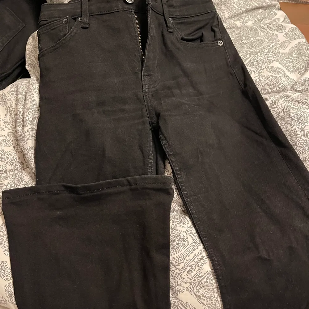 Ett par svarta (tvättade en gång så tappat väldigt lite färg) flare jeans från Crocker, uppsydda så passar 150-160/165. Midjan är 28 men dom är väldigt små så skulle mer säga en 26 (S). Köpare står för frakt.. Jeans & Byxor.