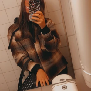 Rutig jacka  - Rutig jacka i storlek S från ONLY. Använd 2 gånger , nypris 599kr