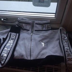 Victoria’s secret hoodie - Fin victorias secret zip up hoodie, med liten glitter hund på bröstet och glitter på armarna. I bra skick och i storlek xs men den är over size så än s kan passa.