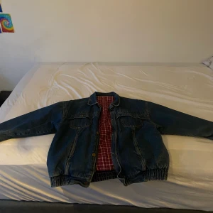 Vintage jacka - En gammal vintage jacka som är varm och väldigt fin men även skit cool! Kan användas till S, M,L men oversized i S och M! Eftersom den är L men jag använder som S.