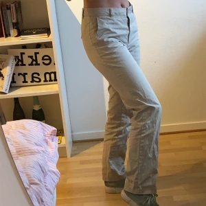 Beige raka byxor 34  - Beige raka byxor (liknar dockies i modellen) i storlek 34. Lagom långa på mig som är 164cm. Jättefint skick, i stort sett oanvända. Öppen för att diskutera pris! 🦋