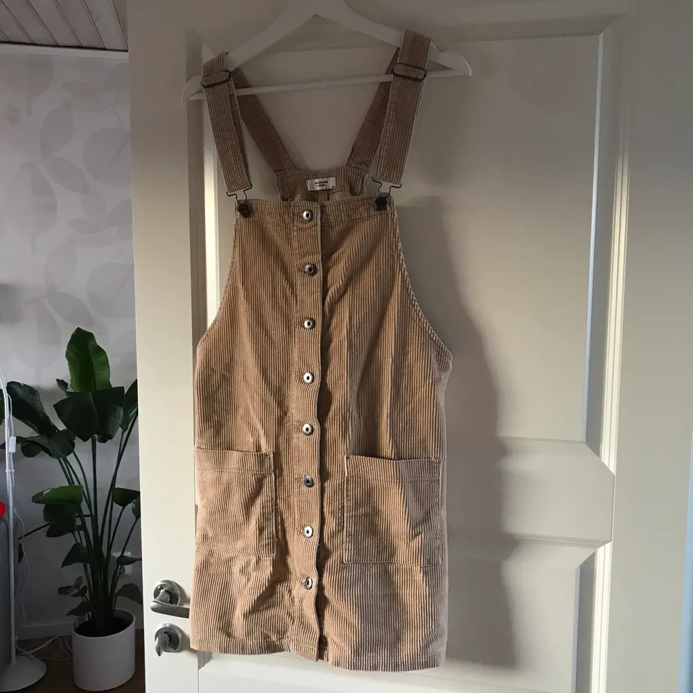 Säljer denna jättefina hängselklänning från Jacqueline de Yong i beige manchester då den har blivit för stor för mig 🌼 har rak passform och kan anpassas i längden. Frakt tillkommer! 😇. Klänningar.