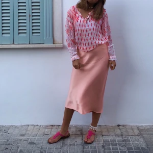 Silkeskjol zara - Superfin koralrosa silkeskjol från zara. Använd ett fåtal gånger. Nypris: 399 kr