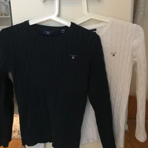 kabelstickad gant tröja   - bild 2: Mörkblå gant tröja i storlek 170, köpt på kidsbrandstore. den vita är såld!! pris: 400kr 