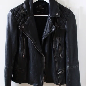 AllSaints skinnjacka - Cargo biker skinnjacka i väldigt fint skick. Äkta läder. Nypris: 4 300 kr