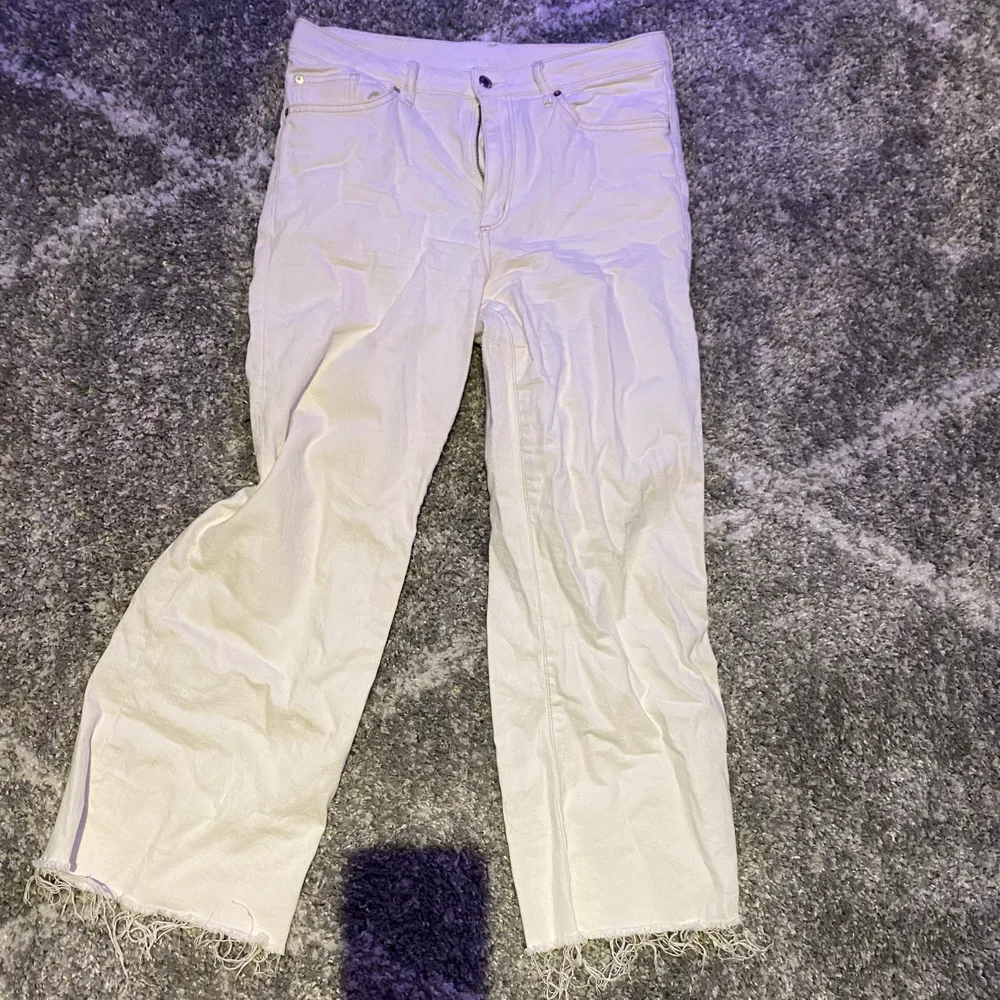 Säljer ett par vita coluttes jeans från Hm! Aldrig använda och i nyskick! 200 kr inkl frakt 💕💕. Jeans & Byxor.