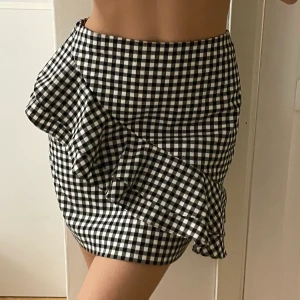 Rutig kjol  - Rutig kjol i storlek 36. Använd fåtal gånger, i nyskick. 