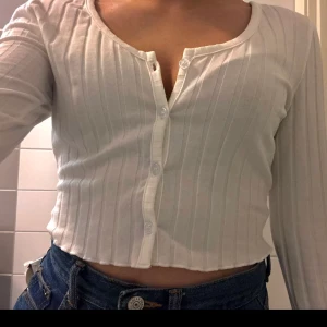 Topp strl S - Oanvänd vit tröja med knappar i storlek S. Frakten ingår i priset och priset kan sjävklart diskuteras!! 