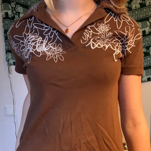 Söt topp - Jättesöt topp som tyvärr inte kommer till användning. Tryckta blommor och broderad logga, tröjan är i nyskick. På lappen står det XL men den sitter perfekt på mig som har S. Kan mötas på söder annars står köpare för frakten. 💕