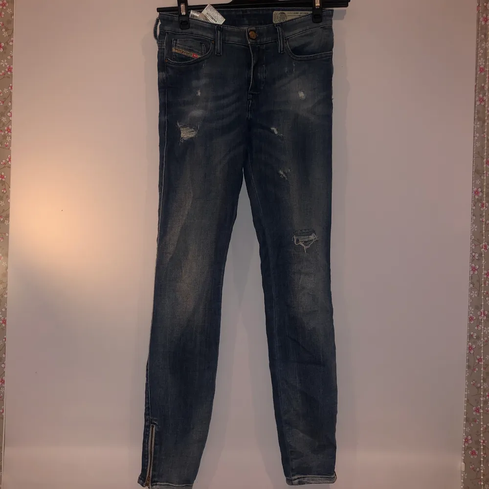 Super snygga jeans, aldrig använda. Original pris 2300kr. Storlek W26L-32🦋🦋. Jeans & Byxor.
