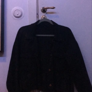 CROPPAD JEANSJACKA - Croppad jeansjacka från Monki! Handgjord design på ryggen💯