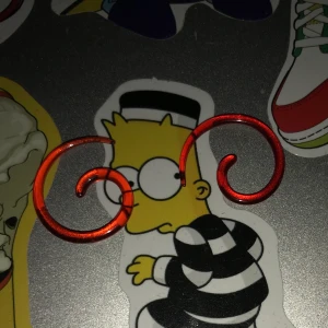 Röda Töjningar 1.6mm - 1.6mm töjningar. Säljer 1 för 25kr + frakt eller 2 för 50kr + frakt.