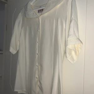 Jättesöt blus med fina detaljer✨ - En vit söt blus från PTA✨