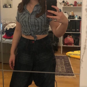 skjorta - kortärmad skjorta💕 sitter fint och går att styla hur man än vill. Personligen gillar jag att knyta upp den :D två fickor på var sida 