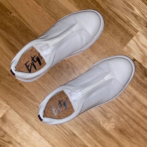 Eytys  - Helt oanvända eytys säljes pga aldrig kommit till användning! ”Normala” i storleken, material:läder