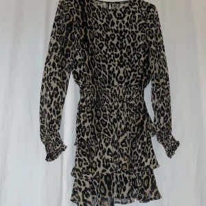 Ginatricot, leopard klänning  - Storlek 34, använd 1 gång.
