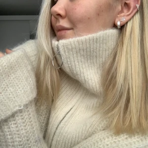 Alpacka tröja! - Jättefin benvit alpacka tröja från h&m quality! Blir inte nopprig och är jättefin i kvaliteten. Nypris: 800kr. Storleken är 34/xs men sitter oversize på mig som har 38/40