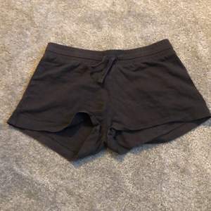 jättebekväma mörkgråa shorts från hm som tyvärr har blivit någon storlek för liten💛 de är i jättebraskick då jag inte ägt dem särskilt länge men säljer billigt för att bli av med de kläder i garderoben som inte passar längre💛    30kr + frakt    ganska små i storleken