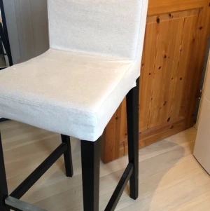 barstol - Det är en barstol som är i bra sick, inga fläckar eller andra märken på den. Benen är svarta och tyget är beige. Jag kan diskutera priset  