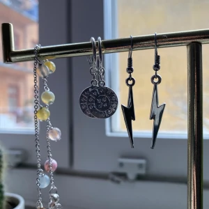 Blixt örhängen och armband. - 3 smycken. Blixtörhängen okänt märke 100kr/par, silvriga örhängen från hm 30kr/par, armband från snö 60kr! 