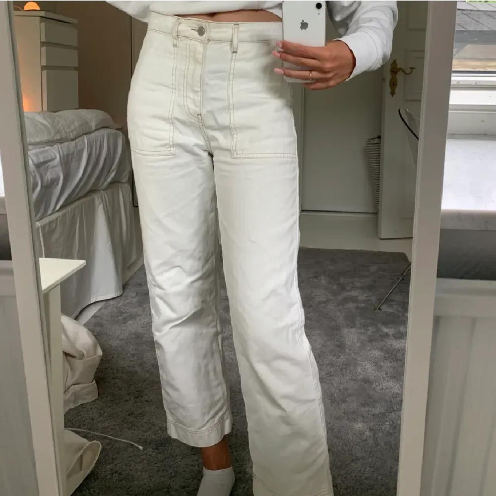 Snygga vita baggy jeans. Använda fåtal gånger✨ frakt tillkommer🥰. Jeans & Byxor.