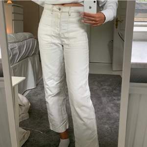 Snygga vita baggy jeans. Använda fåtal gånger✨ frakt tillkommer🥰