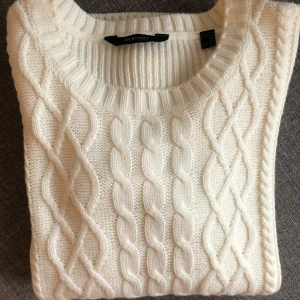 Ny stickad tröja i storlek 36/38 ❄️ - •Märke: Tchibo •Härlig och varm •Pris: 75 kr •10 % ull 🚫Djurfritt och rökfritt hem 📍Kan mötes upp i Mölnlycke 📬Kan skickas mot fraktkostnad