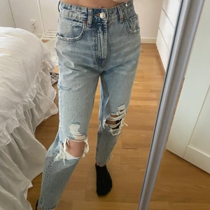 Mom jeans från zara🤎 - Ett par helt nya slitna mom jeans från zara i den PERFEKTA jeans-blå färgen! Superfina slitningar och passform🕊