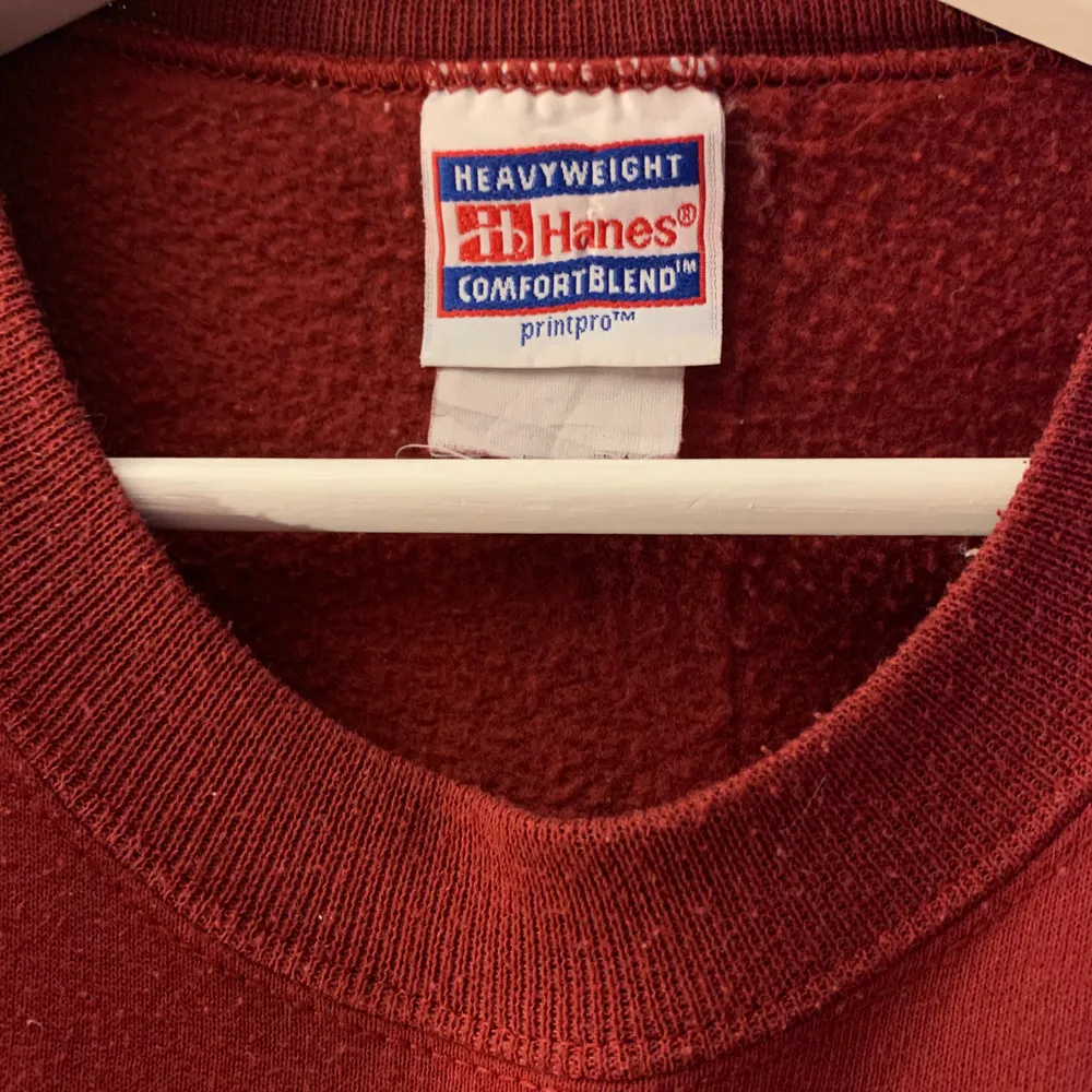 supersnygg röd oversized vintage sweatshirt från beyond retro!!! en av mina favorittröjor nånsin som tyvärr inte används längre :((( den är i jättebra skick!! (+66kr spårbar frakt). Tröjor & Koftor.