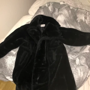 Päls kappa - (Fake päls) STL 38 passar mig som har S egentligen köpte den i 38 för att den skulle va mysigare 